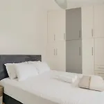 Areti White Лоутраки