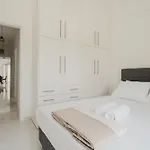 Areti White Лоутраки