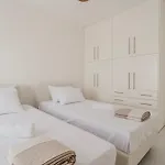 Areti White Лоутраки