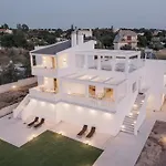 Areti White * Лоутраки