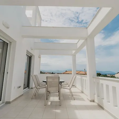 Areti White ルートラキ