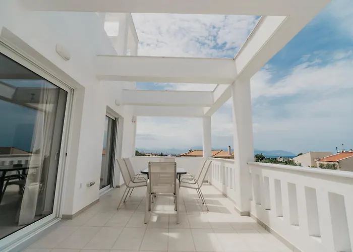 Areti White Loutráki